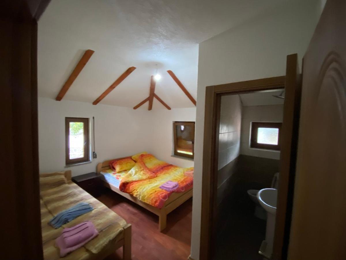 Shpija E Gjyshit Vuthaj Hotel Gusinje ภายนอก รูปภาพ